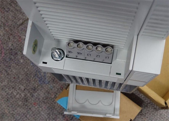 A MULTI MOVIMENTAÇÃO HIGHLINE de Lenze E94AMHE0024A33NNNNM0044HX0051 ENTROU 2.6/2.3AMP