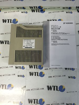 Um motor de Yaskawa da garantia do ano conduz SGD-A3AP Servopack 1PH 200-230V 50/60HZ 11AMPS
