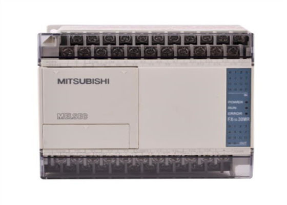 O CONTROLADOR PROGRAMÁVEL DE MITSUBISHI FX1S-30MR-001 24 ENTRADAS DO VDC SOURCE/SINK 16 14 SAÍDAS RETRANSMITE A SAÍDA