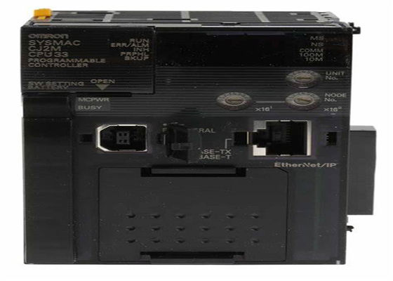 UNIDADE do processador central de Omron CJ2M-CPU33 com o I/O INCORPORADO da CREMALHEIRA 40 da EXPANSÃO do ENTALHE 3 da PLACA da OPÇÃO de ETHERNET/IP