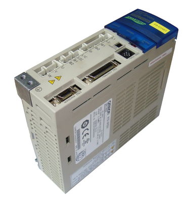 A fonte servo 2.6A 100V da C.A. 100VAC de Omron R7D-AP04L carrega a MOVIMENTAÇÃO SERVO de 400 W