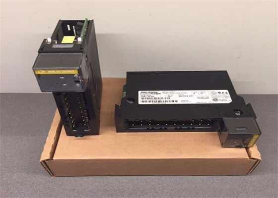 TENSÃO DA SAÍDA ANÁLOGA 4 DO MÓDULO CONTROLLOGIX DO I/O DO AB 1756-OF4 OU SAÍDAS ATUAIS