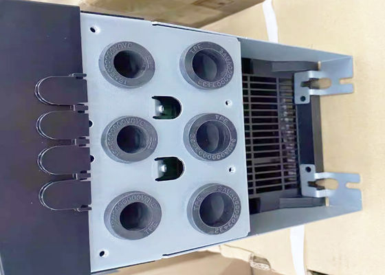 A C.A. da baixa tensão ACS880-01-017A-3 conduz 3AUA0000107991 fixado na parede