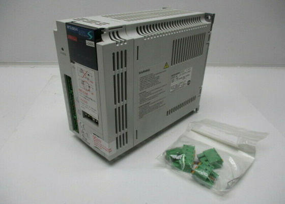 MR-J2S-60CP4-S484 Mitsubishi DC Servo Drive Amplificador Industrial 600W 1.4A Saída 323V