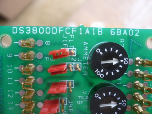A placa de circuito de disparo da GE DS3800DFCF possui 17 conectores de um único pin e 3 potencialómetros para ajustar a corrente