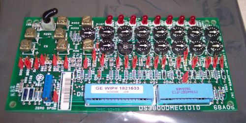 A placa de controle do excitador DS3800DMEC da GE MD possui 7 terminais para conectar componentes adicionais à placa