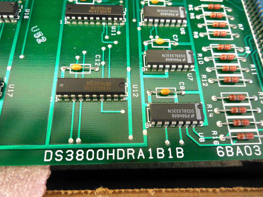 A placa DS3800HDRA da GE Line Driver/Receiver possui um conector modular