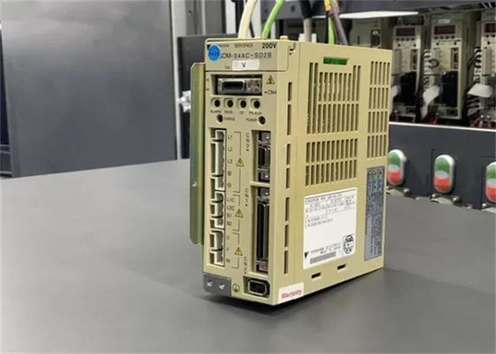Yaskawa SGDM-04AC-SD2B AC Servo Amplificador Novo em Original 230V
