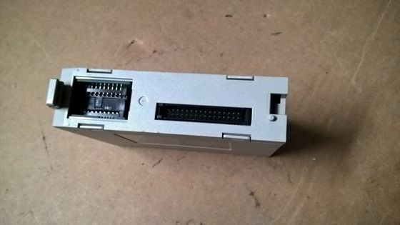 Omron C200HW-MC402-UK terminação de parafuso com 11,8 N de força operacional