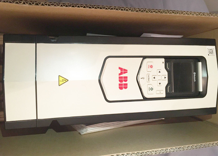 Movimentações da C.A. da baixa tensão do inversor ACS880 da frequência ACS880-01-025A-3+E202+L502+L503+N7510