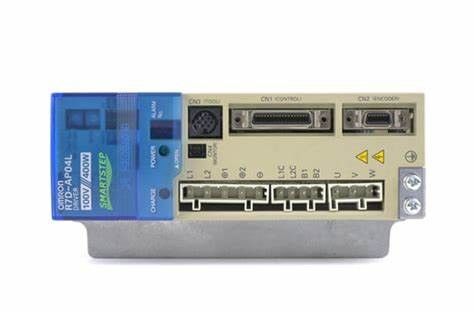 A fonte servo 2.6A 100V da C.A. 100VAC de Omron R7D-AP04L carrega a MOVIMENTAÇÃO SERVO de 400 W