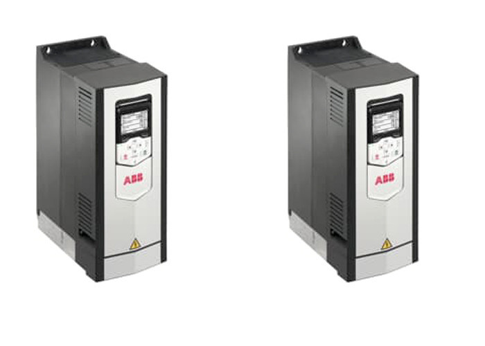 A C.A. da baixa tensão ACS880-01-017A-3 conduz 3AUA0000107991 fixado na parede