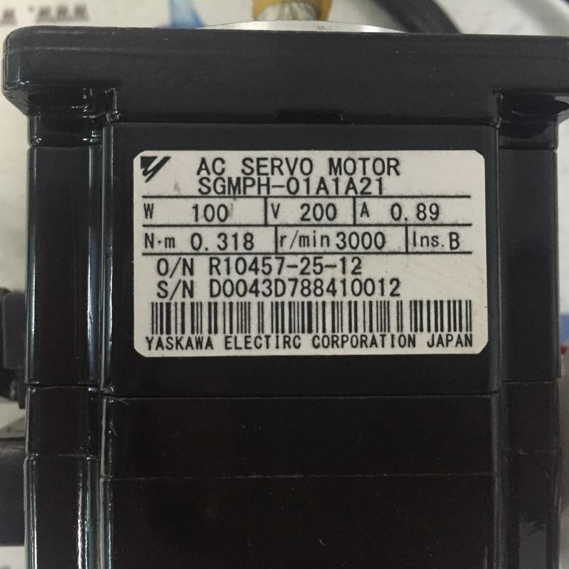SGM-02UW14E Yaskawa 17bit Encoder Absoluto SERVO MOTOR 100W 0.89A Novo na caixa